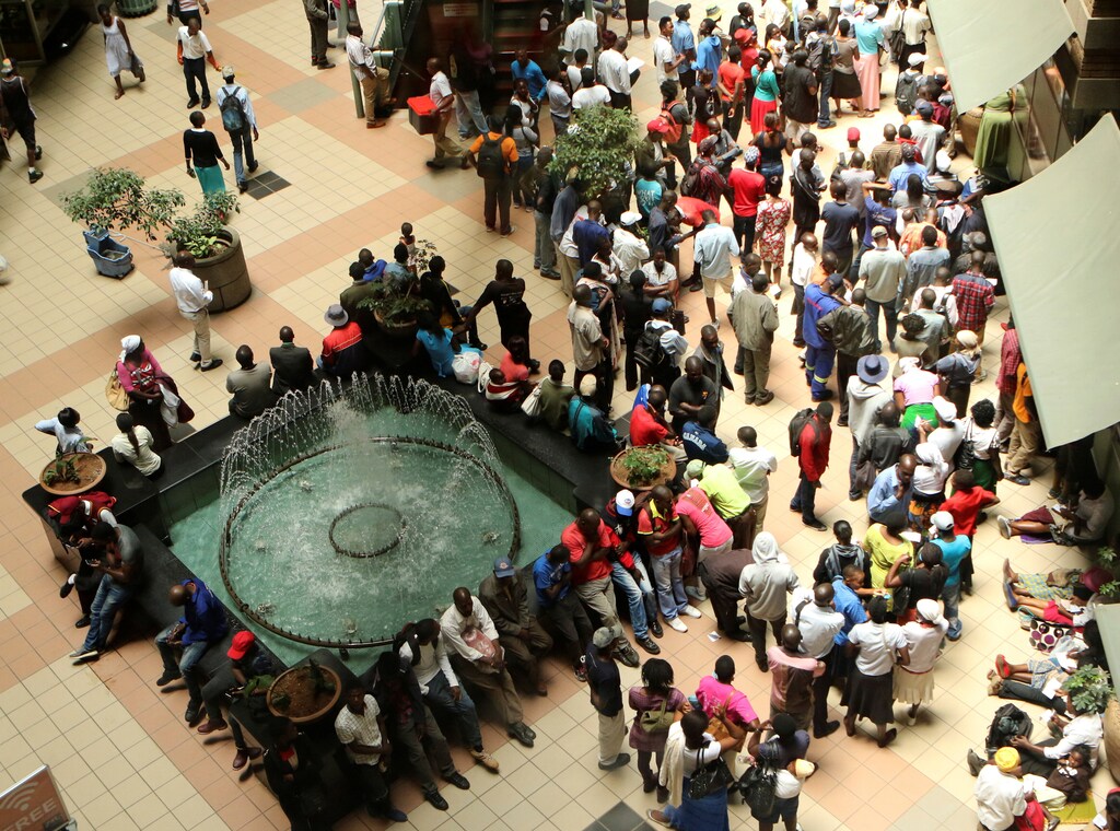 People queue to withdraw money from a bank in Harare, Zimbabwe's capital, March 8, 2017. REUTERS/Philimon Bulawayo - RC1F6315AB10