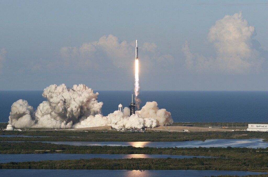 A SpaceX Falcon Heavy rocket, carrying the Arabsat 6A communications satellite, lifts off from the Kennedy Space Center in Cape Canaveral, Florida, U.S., April 11, 2019. REUTERS/Joe Skipper - HP1EF4B1TM2WK