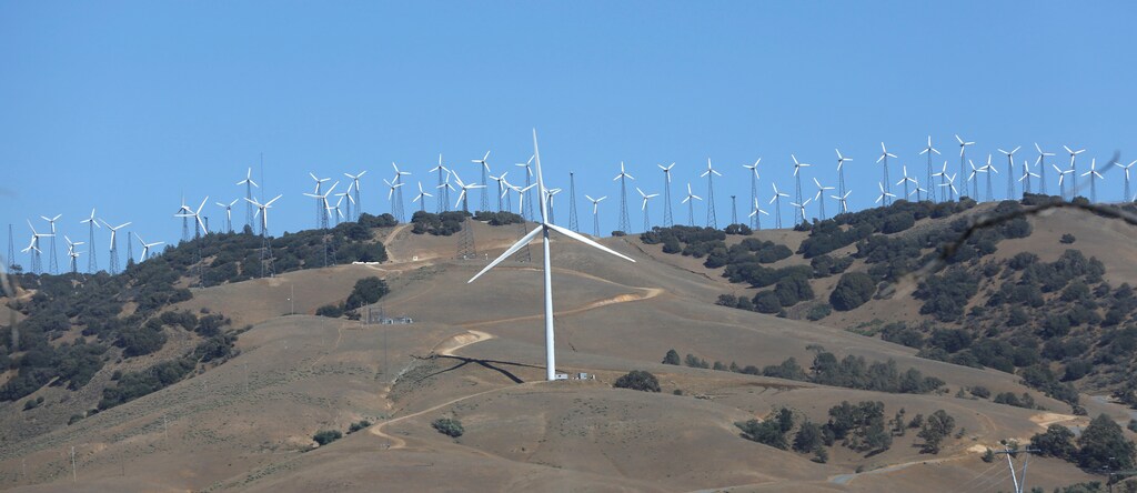 A GE 1.6-100 wind turbine (front C) is pictured at a wind farm in Tehachapi, California June 19, 2013. REUTERS/Mario Anzuoni/File photo - RTX2UW2O