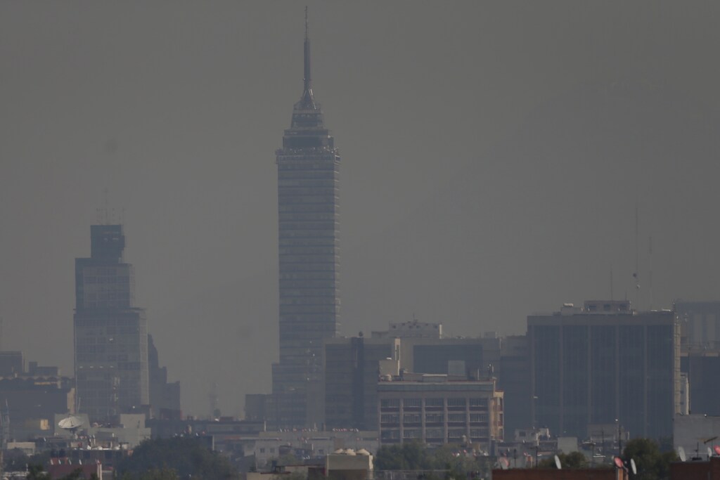 Buildings stand shrouded in smog in Mexico City, Mexico, April 5, 2016. REUTERS/Edgard Garrido - RTSDPNF
