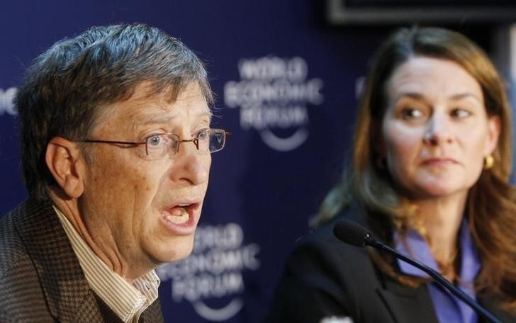 Microsoft founder Bill Gates (L) and his wife Melinda attend a news conference at the World Economic Forum (WEF) in Davos January 29, 2010. REUTERS/Arnd Wiegmann (SWITZERLAND)