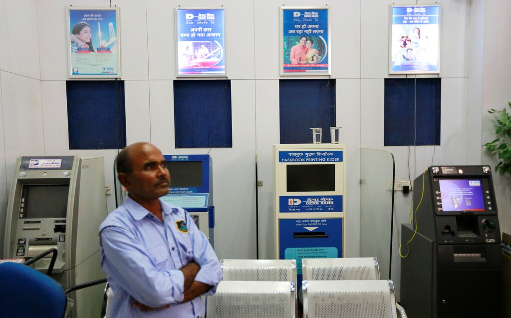 A private security guard stands by an ATM of Dena Bank in New Delhi, India, September 18, 2018. REUTERS/Adnan Abidi - RC17EE5EC890