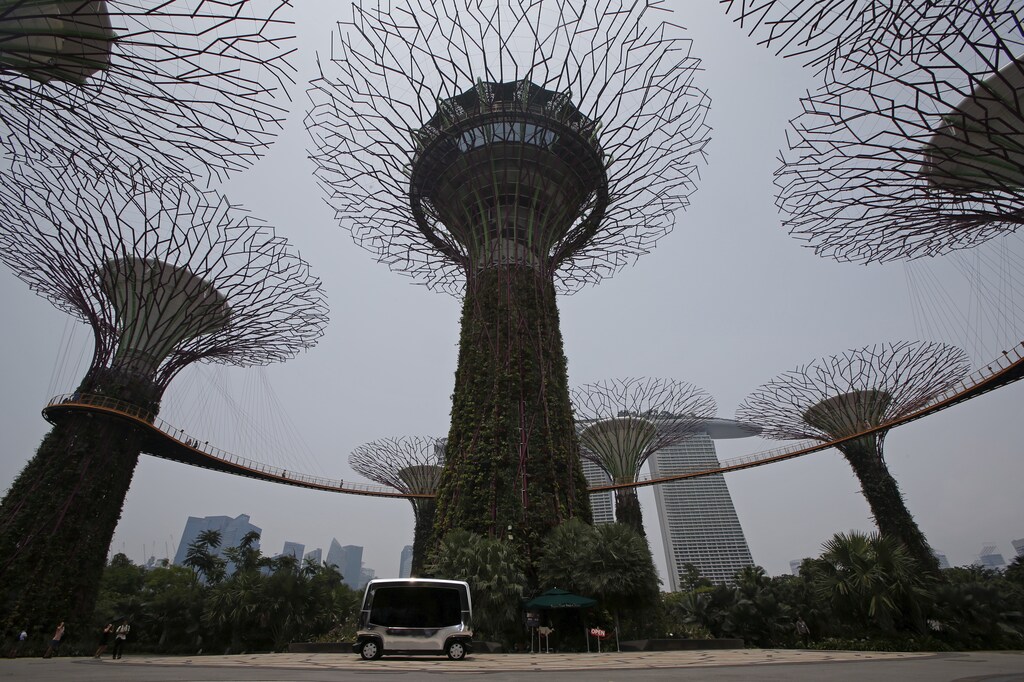 An autonomous self-driving vehicle picks up people during a demonstration at Gardens by the Bay in Singapore October 12, 2015. Singapore unveiled its public transport future on Monday, and it was a vision of passengers commuting in driverless buses along roads and freeways populated by platoons of autonomous trucks following a single driver. REUTERS/Edgar Su - GF10000241787