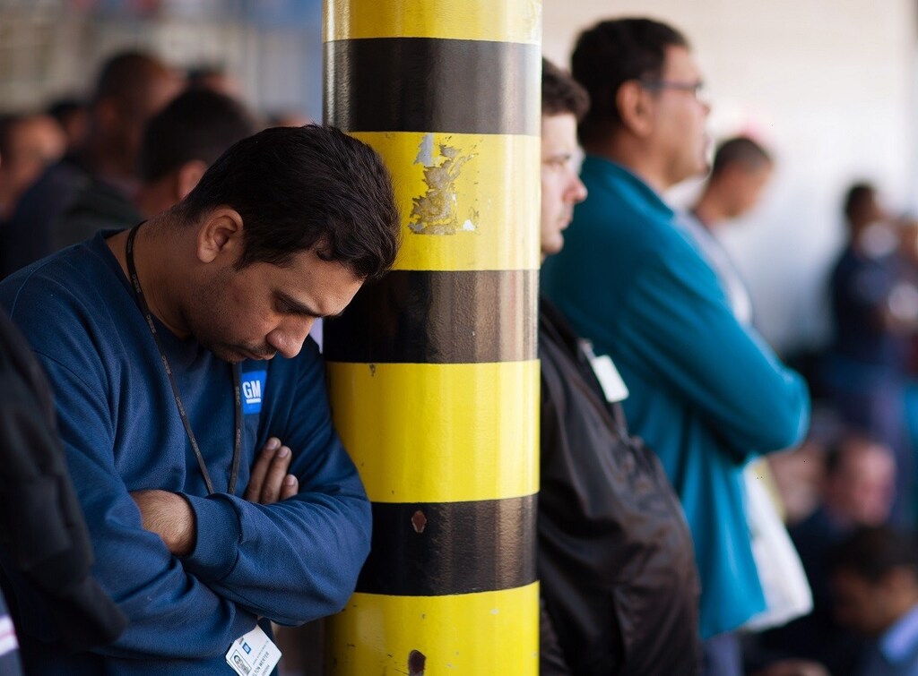 Workers at a General Motors vehicle factory stand during a meeting to discuss their reactions to an announcement of plans to put some 1,000 workers on paid leave, in Sao Jose dos Campos July 30, 2014. General Motors Co wants to put nearly a fifth of its workers at a factory in Brazil on paid leave, an auto workers union said on Thursday, amid falling output in Latin America's largest economy. Calling the move "unnecessary," the union said 1,000 of 5,200 workers in Sao Jose dos Campos, Sao Paulo state, could be laid off. Workers and the Detroit-based auto maker will likely discuss the proposal on Aug. 1, a union leader said. REUTERS/Roosevelt Cassio (BRAZIL - Tags: BUSINESS EMPLOYMENT TRANSPORT) - GM1EA7V0DC201