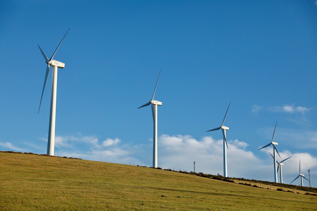 Wind turbines used to generate electricity are seen near the village of La Mesa, Spain August 11, 2017. Picture taken August 11, 2017. REUTERS/Paul Hanna - RC1586CA02F0