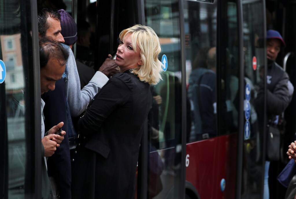 People are packed in a bus during a national public transport strike in Rome, Italy October 26, 2018. REUTERS/Tony Gentile - RC1E6F21B660