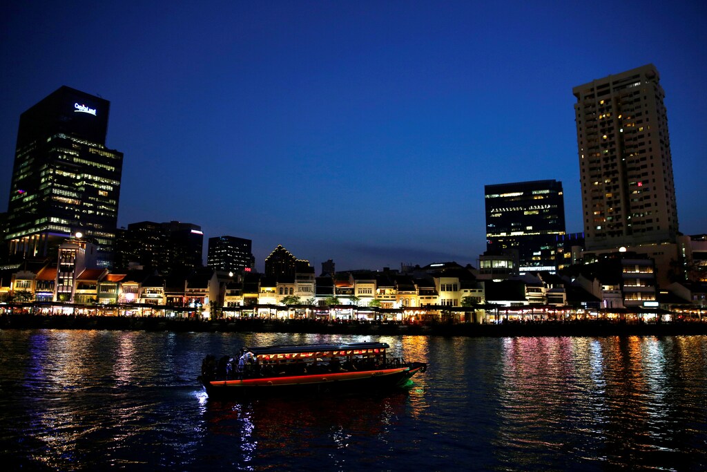 A bumboat carrying tourists is seen in Boat Quay, Singapore August 2, 2017. Picture taken August 2, 2017. REUTERS/Darren Whiteside - RC1654C6BE00