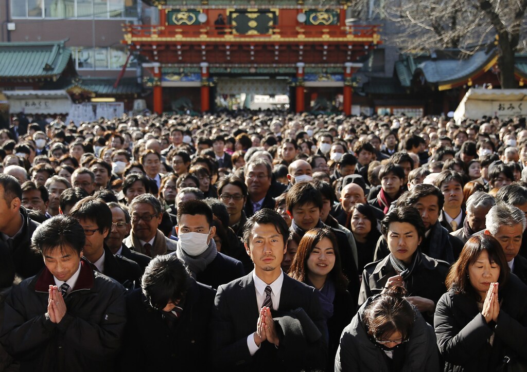 People offer prayers at the start of the new business year at Kanda Myojin Shrine in Tokyo January 5, 2015. More than 3,100 company representatives visit the shrine on the first business day of the new year, according to the shrine, to seek good luck and prosperous businesses. REUTERS/Toru Hanai (JAPAN - Tags: BUSINESS SOCIETY RELIGION TPX IMAGES OF THE DAY) - GM1EB150WVA01