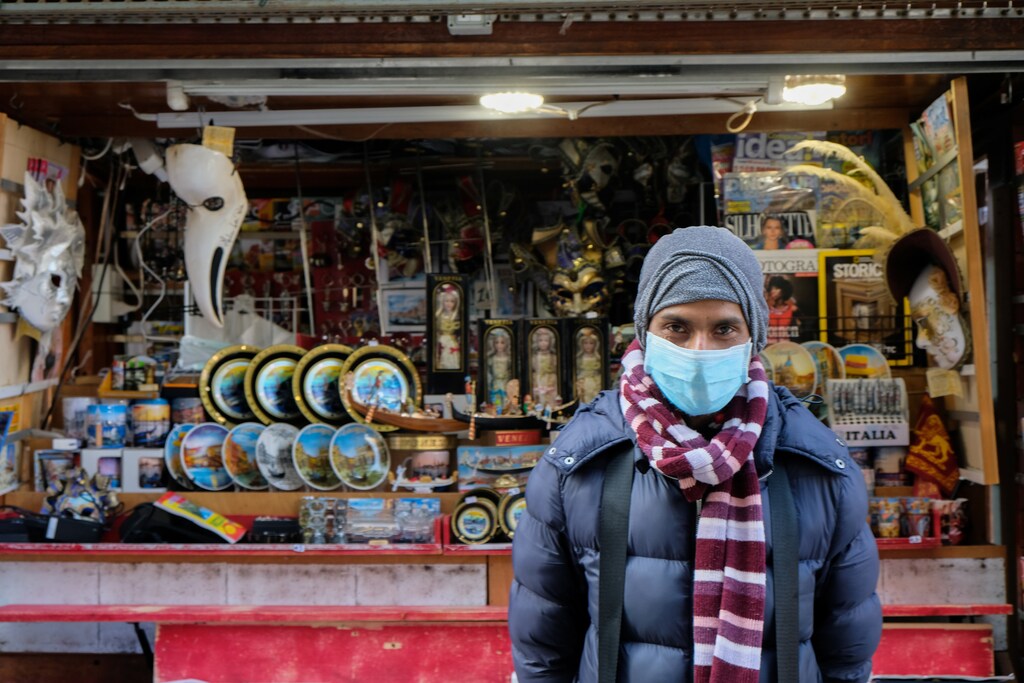 A man wearing a protective mask in Venice on the third day of an unprecedented lockdown across all of Italy imposed to slow the outbreak of coronavirus in Venice, Italy, March 12, 2020. REUTERS/Manuel Silvestri - RC2DIF9H1EFL