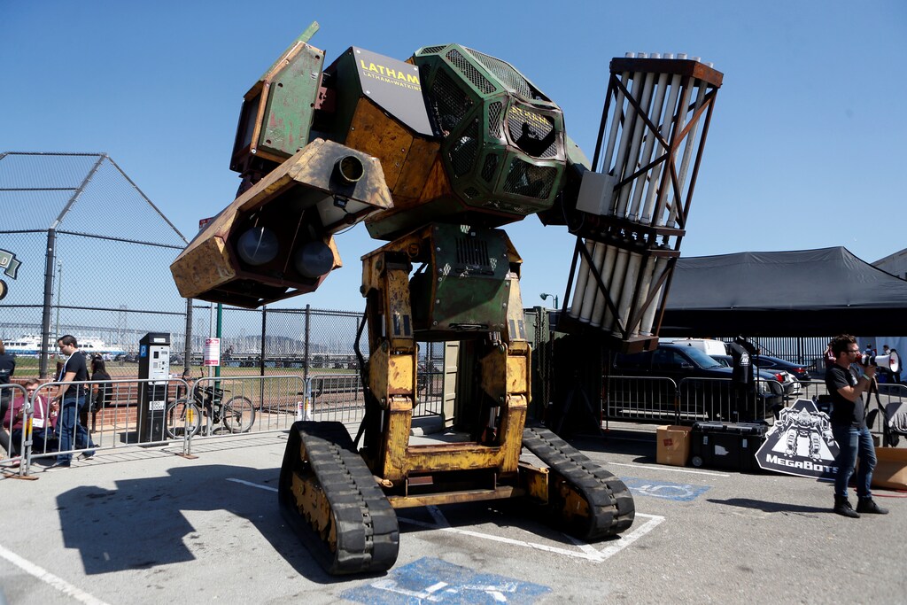 MegaBot's Mr.II robot is displayed during 2016 TechCrunch Disrupt in San Francisco, California, U.S. September 14, 2016. REUTERS/Beck Diefenbach - RTSNSBE