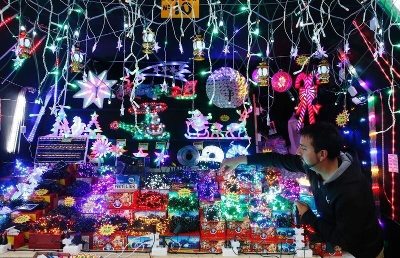 Christmas lights are illuminated for sale in a store at Valparaiso, Chile, November 27, 2017. REUTERS/Rodrigo Garrido - RC1FA9454BE0