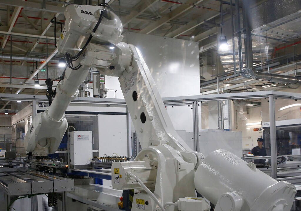 A robot operates at a production line during a tour of an REC solar panel manufacturing plant in Singapore May 5, 2017. Picture taken May 5, 2017. REUTERS/Edgar Su - RC125CEAAB70