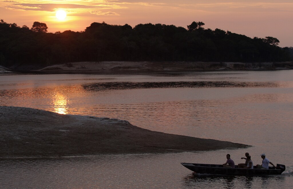 Brazilian researchers arrive on the Cuieiras river to collect plants in Sao Sebastiao de Cuieiras in the Brazil's Amazon rain forest Brazilian October 30, 2009. Finding the right material is no easy task in the world's largest rain forest that can have up to 400 species of trees and many more plants in a 2.5-acre (1-hectare) area, and in a country where suspicion of outside involvement in the Amazon runs strong. Picture taken on October 30, 2009. To match feature AMAZON-MEDICINE/ REUTERS/Sergio Moraes (BRAZIL ENVIRONMENT HEALTH SOCIETY) - RTXQTI9