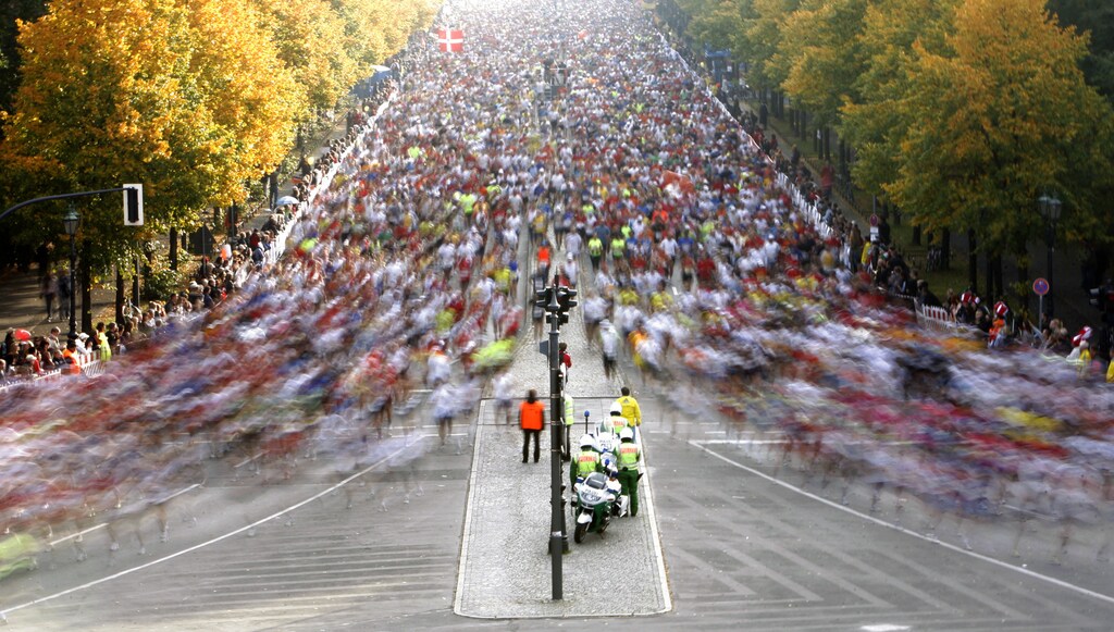 Runners pass in front of Brandenburg gate at the start of the 35th Berlin marathon September 28, 2008.