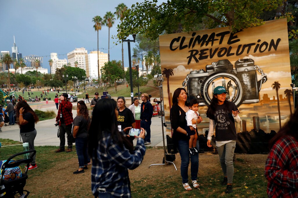 People attend a climate change rally in solidarity with protests of the pipeline in North Dakota at MacArthur Park in Los Angeles, California October 23, 2016. REUTERS/Patrick T. Fallon - S1AEUITHNVAA