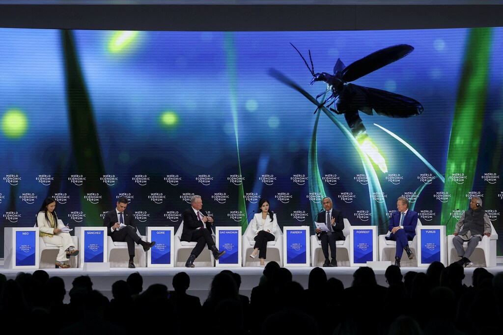 El exvicepresidente de EE.UU. Al Gore, el presidente del Gobierno de España Pedro Sánchez y el líder interino de Bangladesh Muhammad Yunus asisten a la 55ª reunión anual del Foro Económico Mundial (WEF) en Davos, Suiza, el 22 de enero de 2025. REUTERS/Yves Herman; cambio climático.
