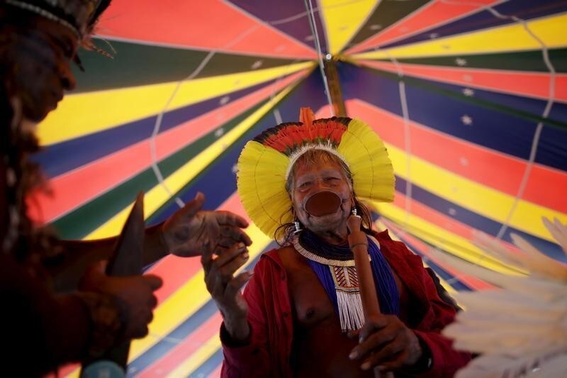 Raoni Metuktire, a leader of the Brazilian indigenous ethnic Kayapo people, reacts at a news conference before a protest during the National Indigenous Mobilization at the Esplanade of Ministries in Brasilia April 14, 2015. Organizers of the mobilization aim to discuss issues of land demarcation and indigenous rights with authorities. REUTERS/Ueslei Marcelino - GF10000059150