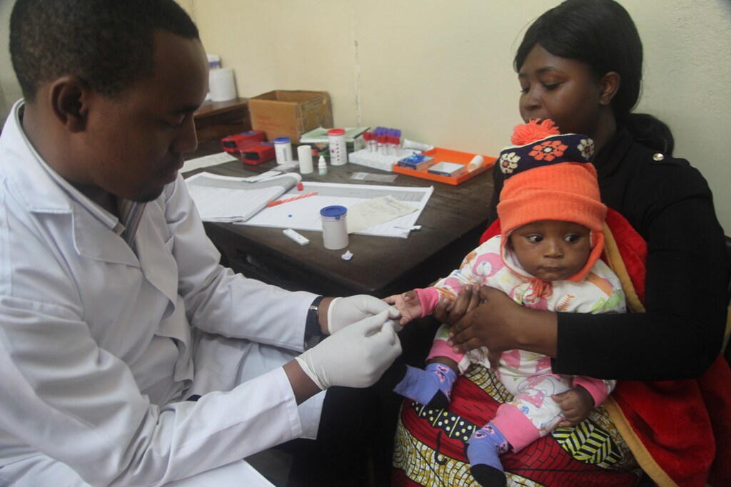 A doctor tests a child for malaria at the Ithani-Asheri Hospital in Arusha, Tanzania, May 11, 2016. REUTERS/Katy Migiro - RTSGBEY