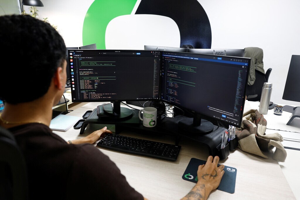 スペインのソフトウェア開発会社で、PHPコードを更新しているプログラマー。