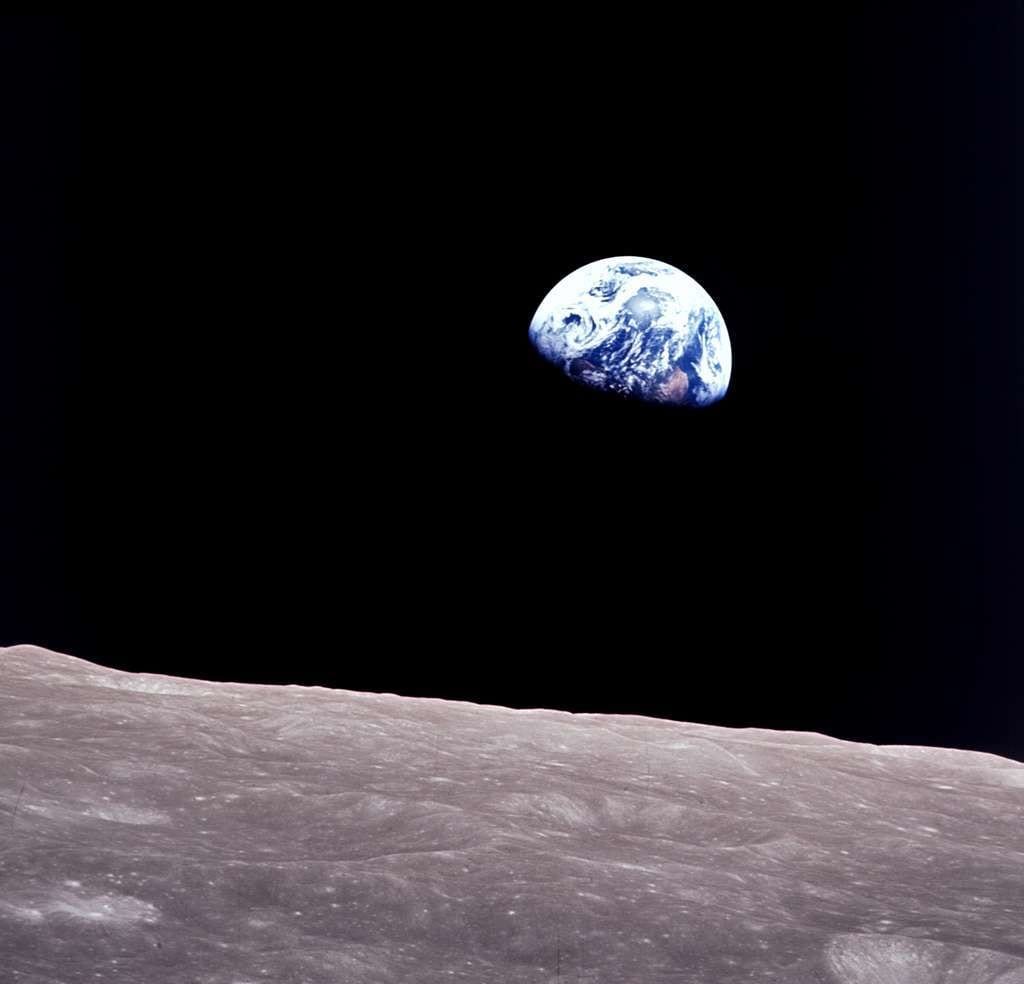 Autre image iconique de la Terre (avec celle acquise par la sonde Voyager), ce lever de Terre a été photographié depuis la capsule Apollo 8 lors de son survol de la Lune en décembre 1968.