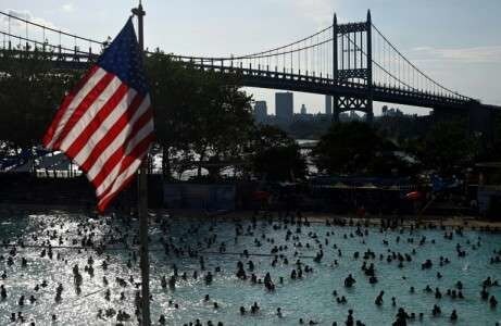Un drapeau américain surplombe la piscine Astoria, dans le quartier du Queens à New York, le 20 juillet 2019.