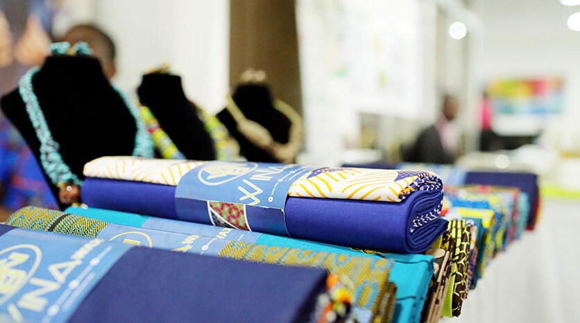 Magasin de tissus et de bijoux à Lomé, au Togo. Depuis le début de la crise, seulement 8,6 % des entreprises utilisent les plateformes numériques pour leurs ventes