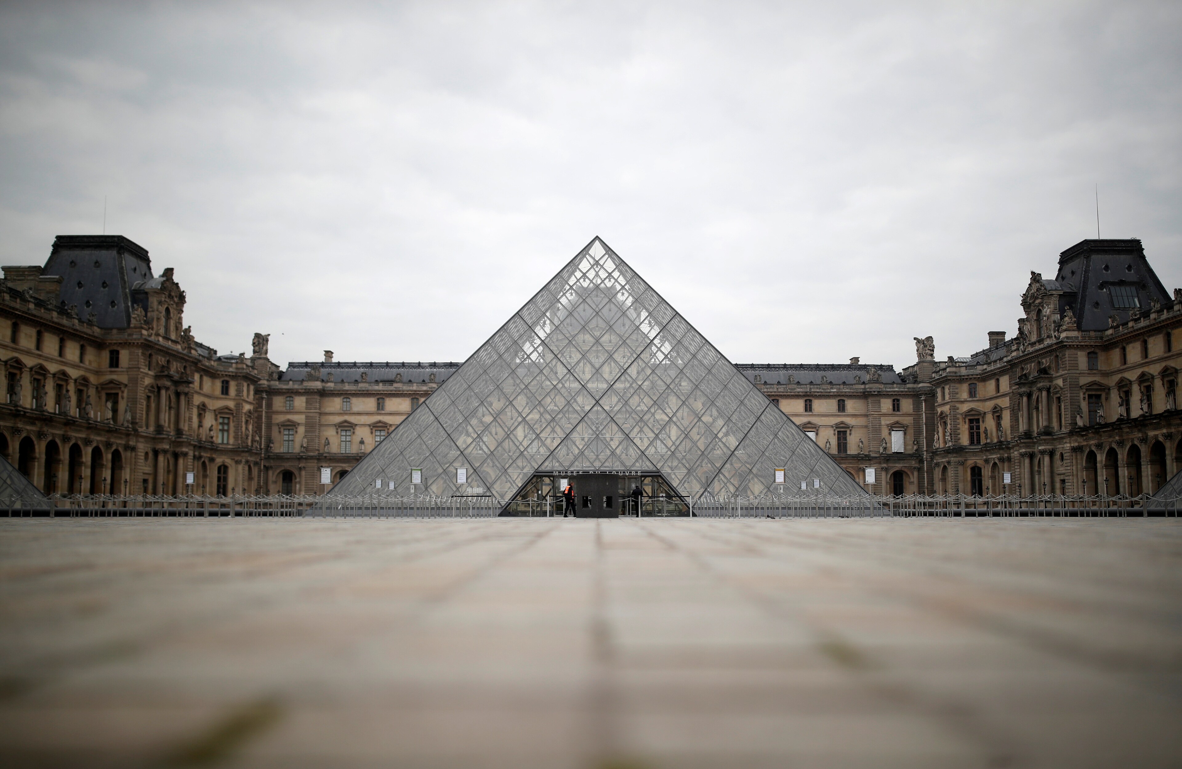 La Pyramide de verre du musée du Louvre est complètement déserte.