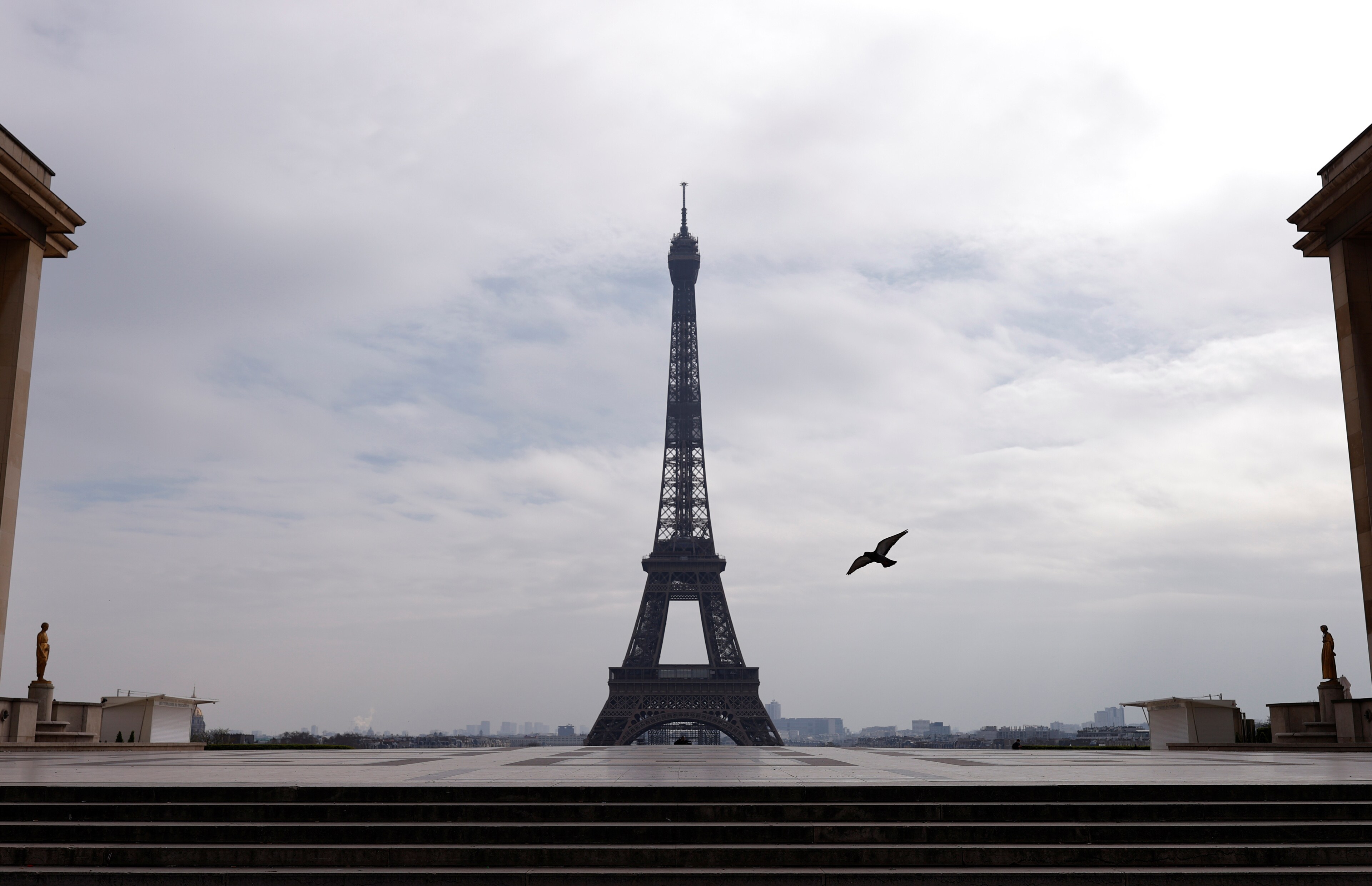 Une vue montre la place vide de Tocadero près de la tour Eiffel à Paris.