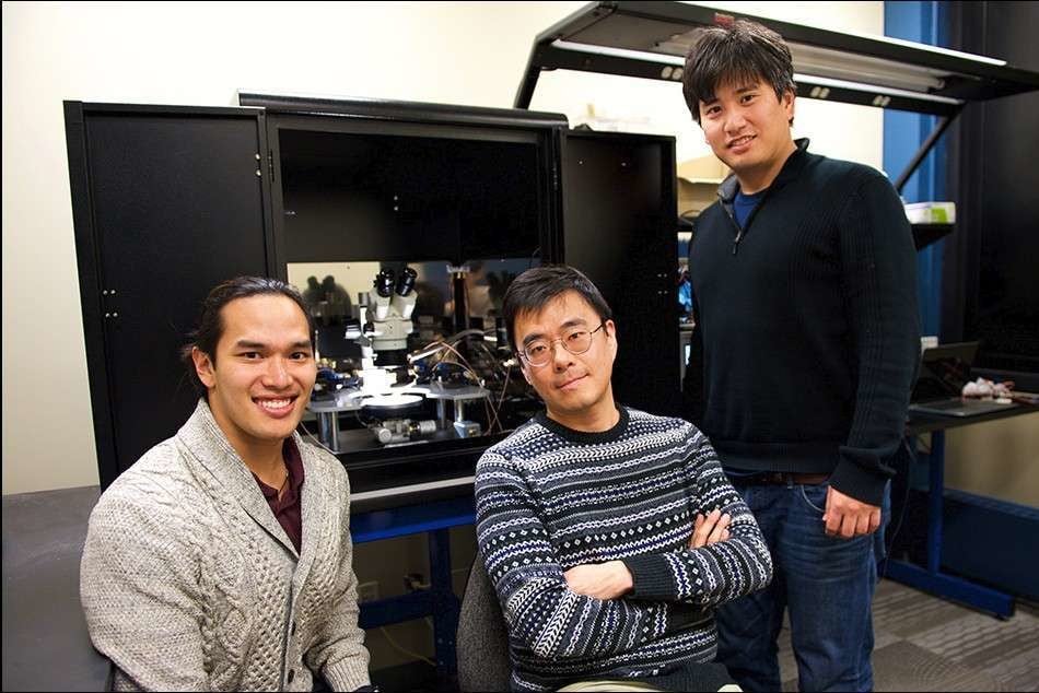Les trois chercheurs du MIT à l’origine de cette avancée sur les synapses artificielles. De gauche à droite : Scott Tan, Jeehwan Kim et Shinhyun Choi.