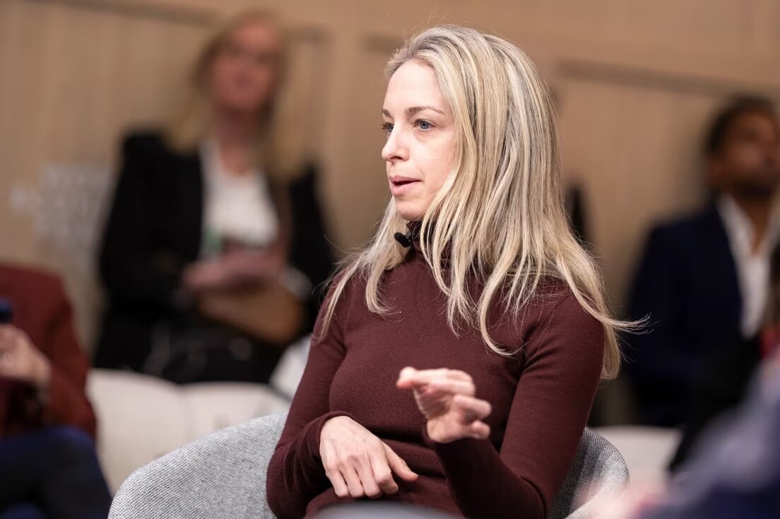 Sesión *Parenting in an Anxious World* con Becky Kennedy, CEO y fundadora de Good Inside, EE. UU.; Jonathan Haidt, profesor de Liderazgo Ético en la Stern School of Business de la Universidad de Nueva York, EE. UU.; Marija Manojlovic, directora ejecutiva de Safe Online, EE. UU.; Rachel Botsman, autora, artista y experta en confianza, Rachel Botsman Ltd.;