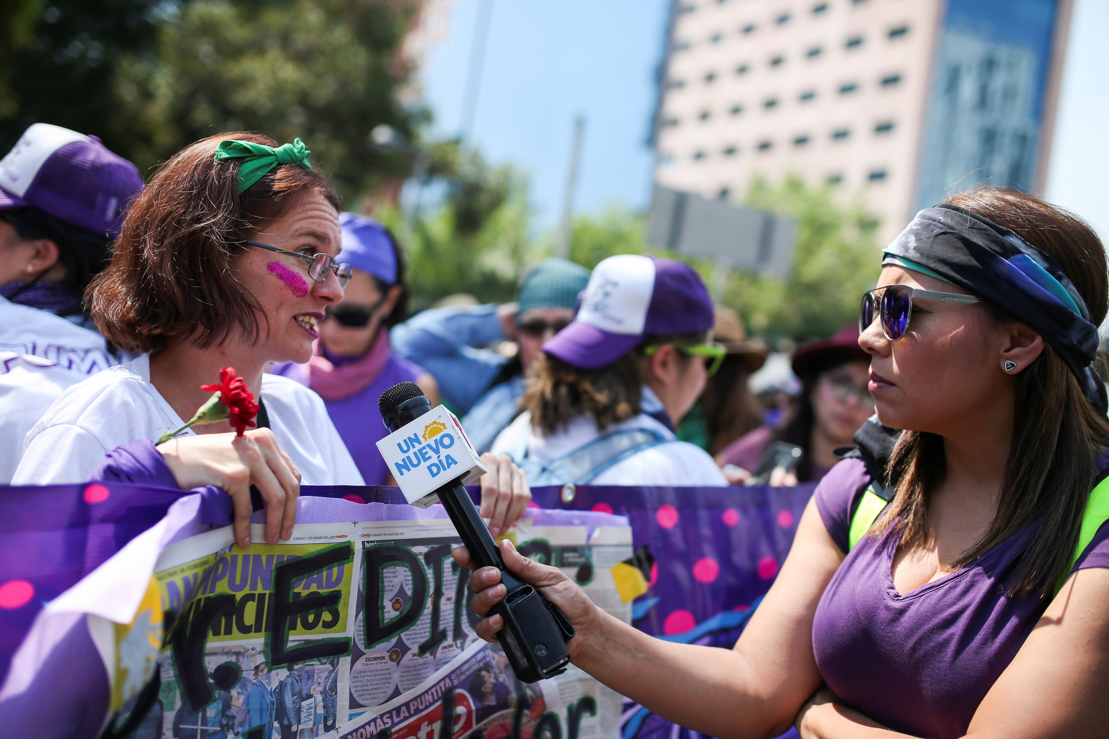 Une femme parle à la presse alors qu'elle participe à une marche pour marquer la Journée internationale de la femme et pour demander justice pour les victimes de la violence sexiste et des fémicides, à Mexico, Mexique, le 8 mars 2020.
