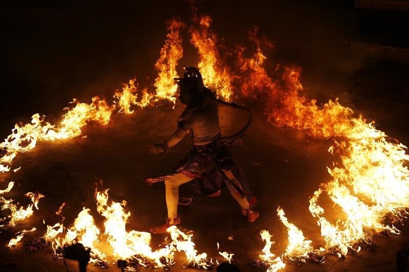 Spectacle de danse Kecak au temple d'Uluwatu, sur l'île de Bali, le 28 février 2015.