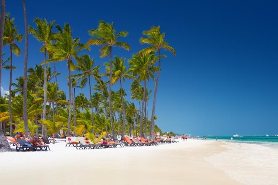 Pour certains, la meilleure plage est celle qui est au plus proche des bars : c’est le cas de Punta Cana, en République dominicaine
