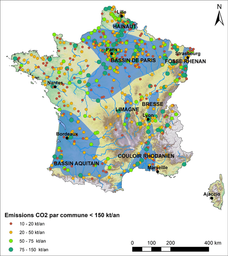 Localisation des sites industriels français faiblement émetteurs de CO₂ et des zones les plus propices à l’exploitation géothermique profonde (en bleu)