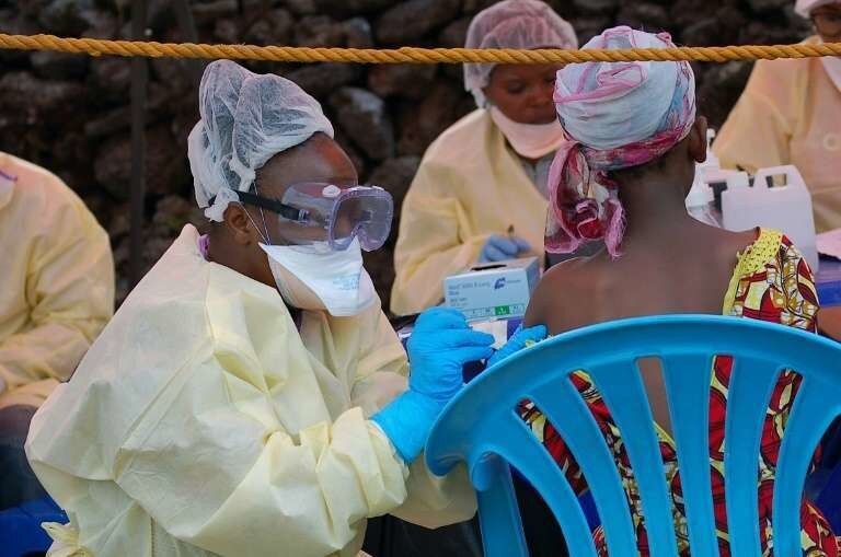 Une jeune fille se fait vacciner contre Ebola par une infirmière à Goma, en République démocratique du Congo, le 7 août 2019.