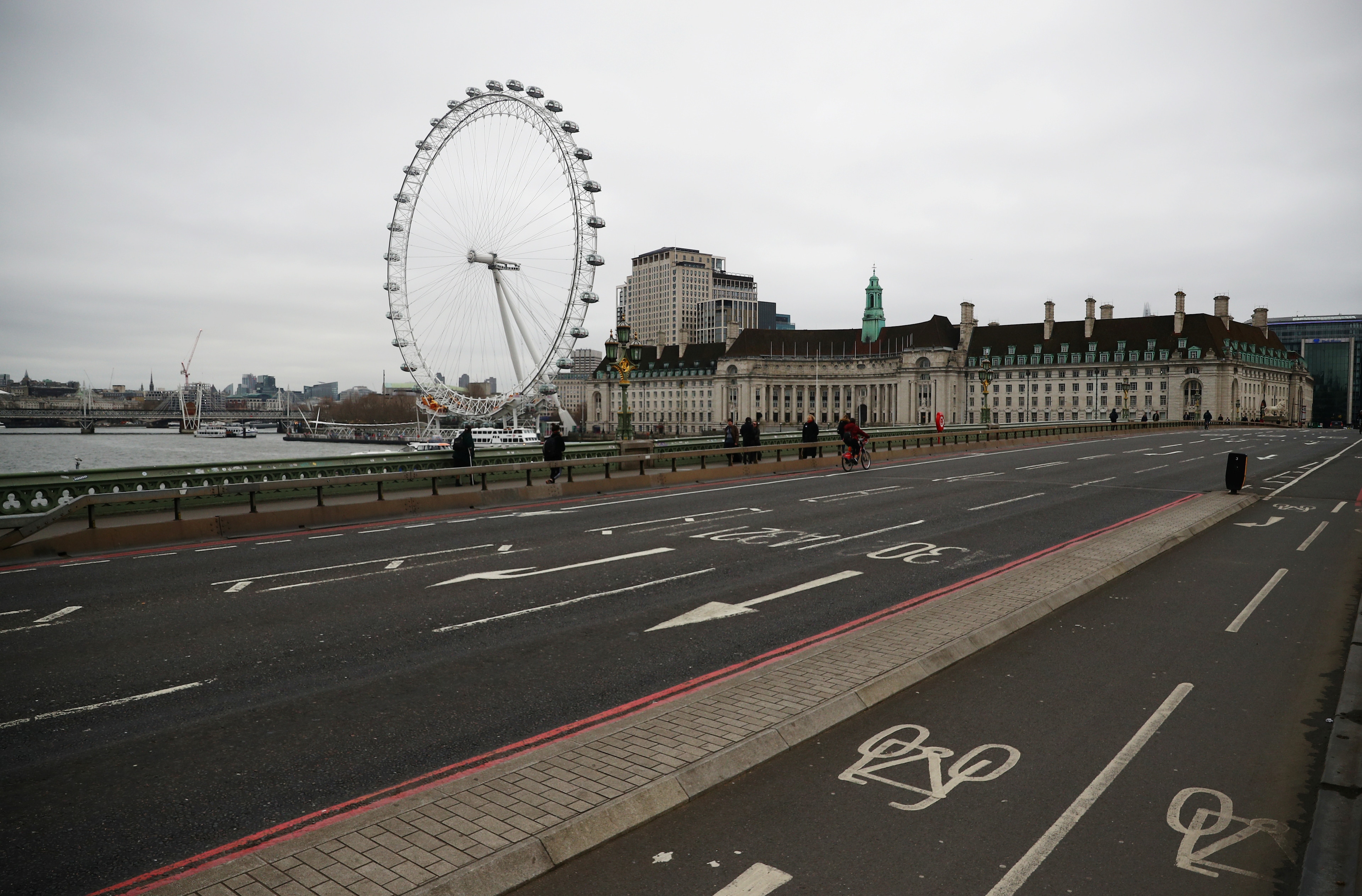 Vue générale d'un pont de Westminster vide.