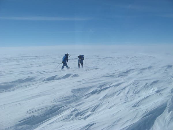 Mesures de la quantité de neige tombant sur la calotte antarctique.