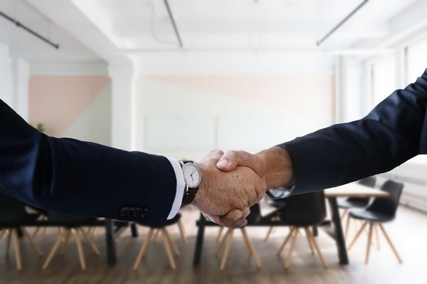 Une poignée de main entre un recruteur et un candidat.