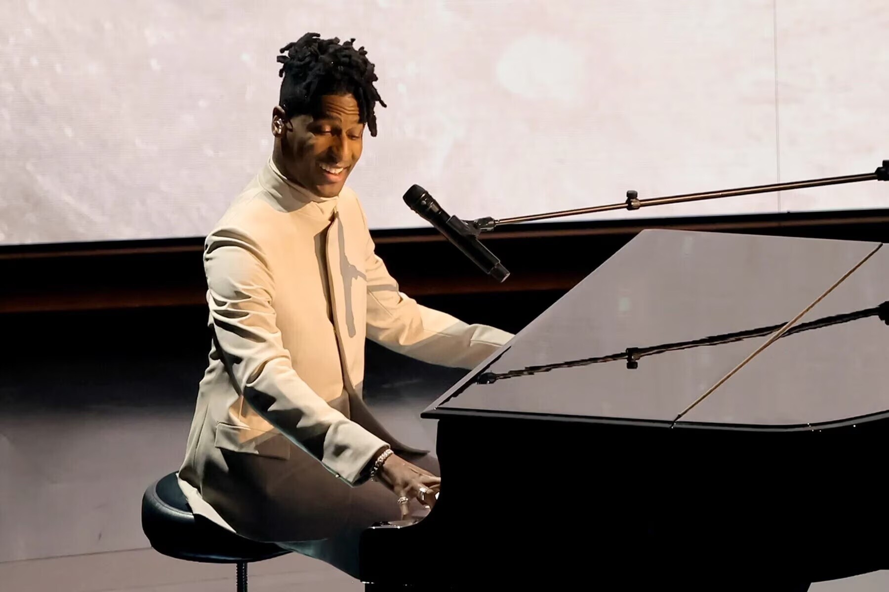 El artista Jon Batiste, ganador de múltiples premios Grammy.