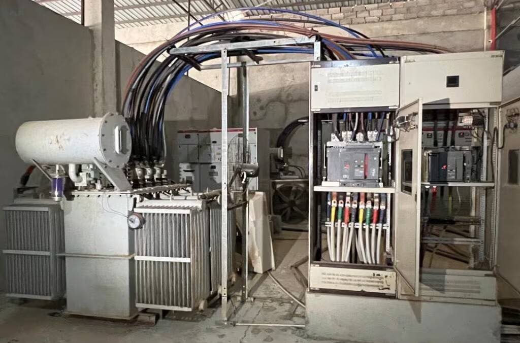 Una central eléctrica ilegal utilizada por ciberdelincuentes en Angola.