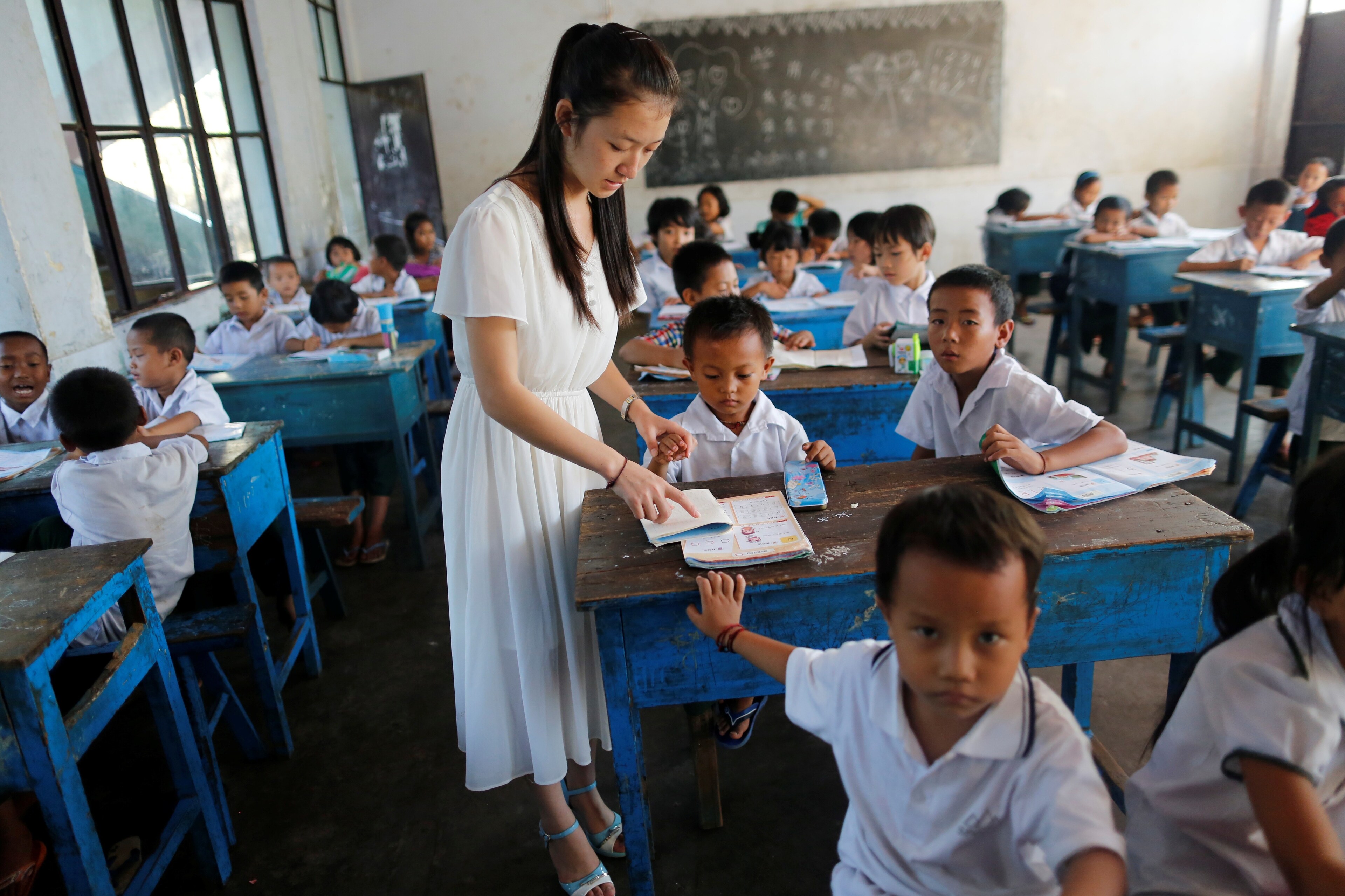 A teacher conducts a Chinese language lesson in a school in Namtit, Wa territory in northeast Myanmar November 30, 2016. Picture taken on November 30, 2016. REUTERS/Soe Zeya Tun - RTX2WSC0       