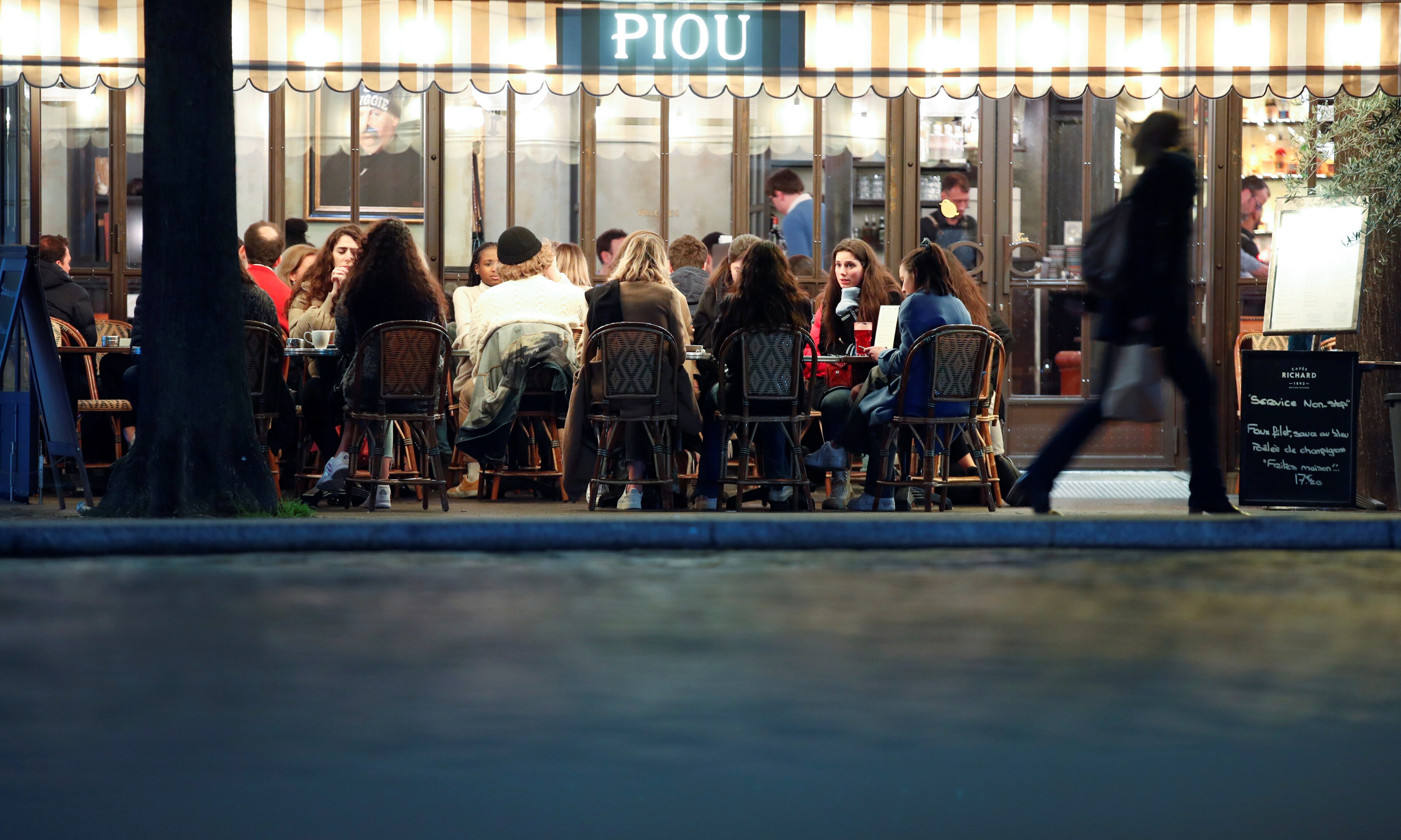 Le Premier ministre français a annoncé la fermeture de la plupart des lieux non indispensables, notamment les cafés, restaurants, cinémas, boîtes de nuit et magasins, à partir de minuit le samedi 14 mars en raison des inquiétudes liées au coronavirus (COVID-19), à Paris, France, le 14 mars 2020.