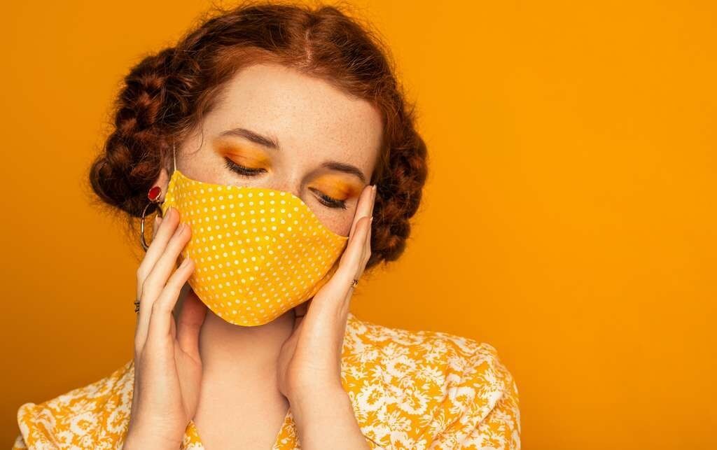 Les travaux des chercheurs de l’université de Cambridge (Royaume-Uni) intègrent les côtés négatifs de l’utilisation d’un masque comme l’augmentation du toucher du visage, par exemple.