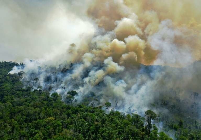 Une vue aérienne d'un feu de forêt en Amazonie brésilienne au sud de Novo Progresso au Brésil, le août 2020.