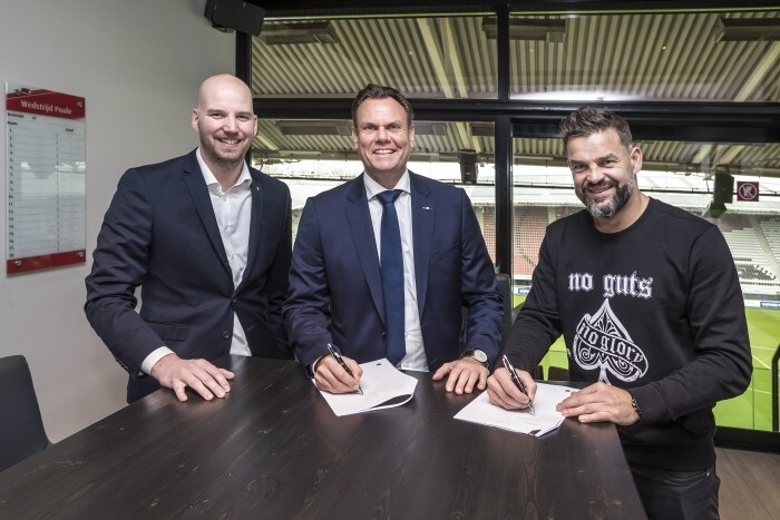 Sander Schouten (à gauche) lors du renouvellement du contrat de Beyond Sport jusqu'en 2019 avec le club de l'AZ Alkmaar. Au centre, Robert Eenhoorn, directeur général du club de foot.
