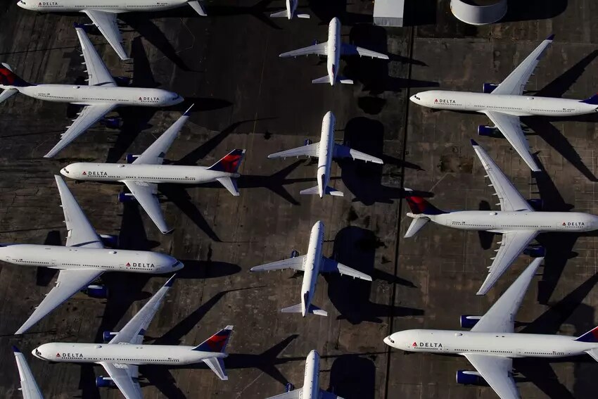 Les avions de passagers de Delta Air Lines sont stationnés à l'aéroport de Birmingham-Shuttlesworth, en Alabama.