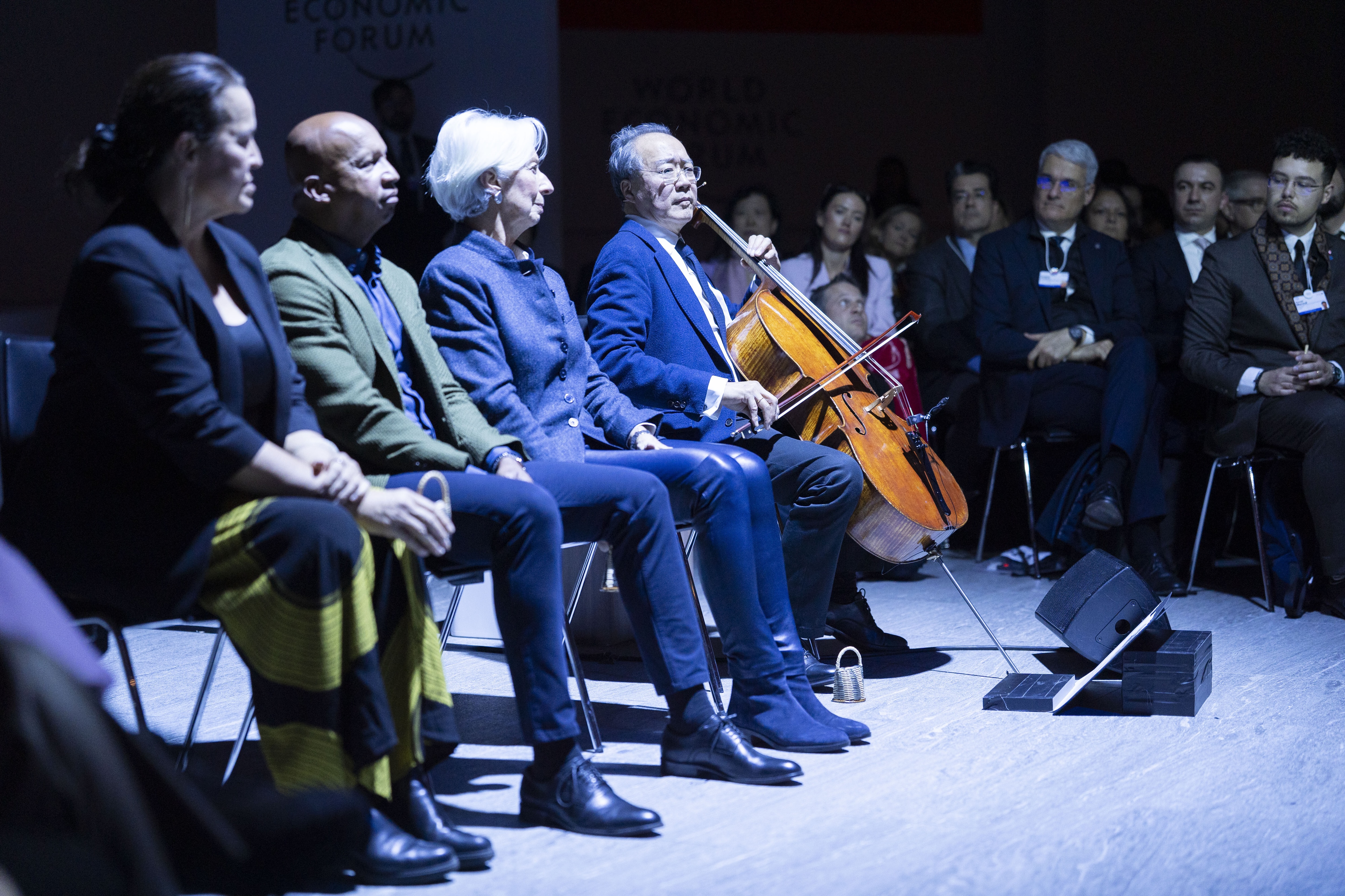 Μουσική και συνομιλία με τη σύνοδο Yo-Yo Ma με τον Aulani Wilhelm, Διευθύνουσα Σύμβουλο, Nia Tero, ΗΠΑ; Bryan Stevenson, Εκτελεστικός Διευθυντής, Equal Justice Initiative, USA; Christine Lagarde, Πρόεδρος της Ευρωπαϊκής Κεντρικής Τράπεζας, Φρανκφούρτης; Yo-Yo Ma, ΗΠΑ; στο World Economic Forum Annual Meeting 2026 στο Davos-Klosters της Ελβετίας, στις 22/1/2026 από τις 18:30 έως 19:30. Â© Copyright: World Economic Forum/Valeriano Di Domenico