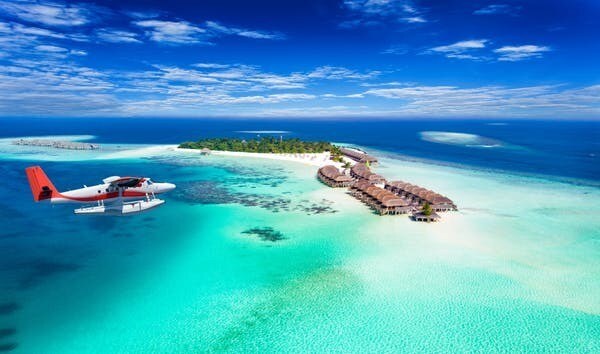 Un hydravion survole les Maldives dans l'océan Indien. Ces îles sont menacées de disparition en raison de la montée du niveau de la mer.
