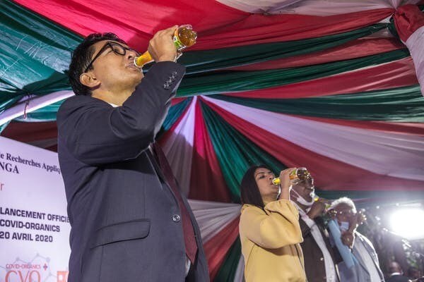 Le président de Madagascar, Andry Rajoelina, boit un échantillon du remède « Covid Organics » ou CVO lors de la cérémonie de lancement à Antananarivo le 20 avril 2020.