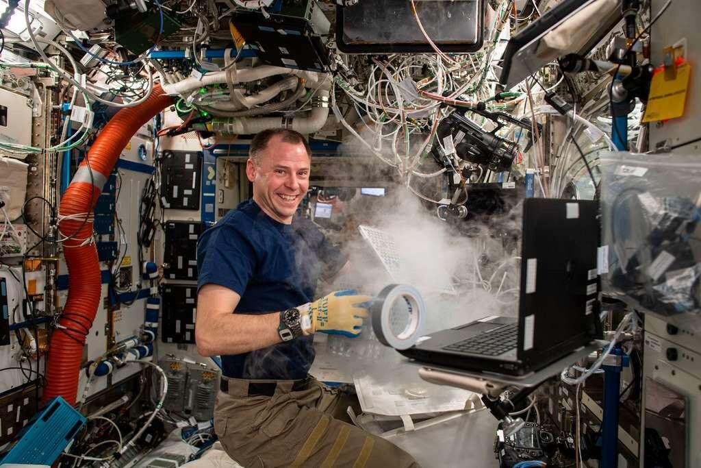 L'astronaute Nick Hague réalisant une expérience à bord de l'ISS.